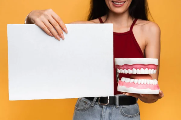 Усміхнена Жінка Здоровими Зубами Тримає Форму Щелеп Чистий Банер Жовтому — стокове фото