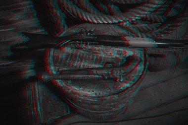 Arıza etkisi. Ahşap bir fıçının üzerinde duran antika tüfekler.