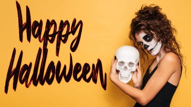 Cadılar Bayramı kostüm partisinde elinde kafatası olan kötü ruhlarla dolu bir kızın stüdyo çekimi. Ürünleriniz ve reklamlarınız için bir yer. Cadılar Bayramı Sanatı.