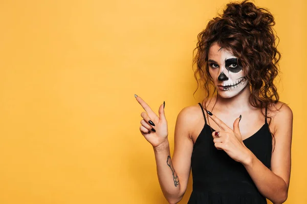 Uma Jovem Vestida Com Traje Halloween Com Maquiagem Para Feriado — Fotografia de Stock