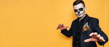 Cadılar Bayramı 'nda kostümlü kötü ruhlar içinde parlak bir geçmişi olan bir adamın stüdyo çekimi. Cadılar Bayramı 'nı kutluyor.