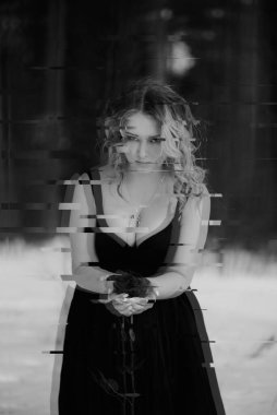 Siyah ve beyaz bir anaglyph. Siyah ve beyaz bir cadının portresi üzerinde 3 boyutlu arıza etkisi var.