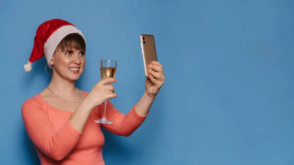 Uma Mulher Sorridente Atraente Chapéu Papai Noel Está Segurando Uma — Fotografia de Stock