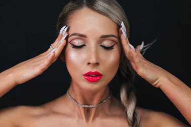 Platin sarısı saç stili ve mükemmel makyajlı şık bir genç kadının portresi. Mükemmel bir cildi ve moda pembe dudakları olan modaya uygun bir kız.