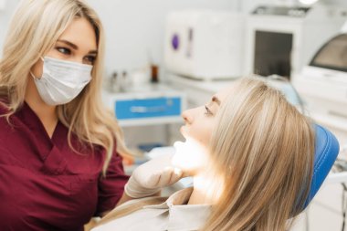 Diş hekimi diş hekimi dişlerde bir hastanın incelenmesi