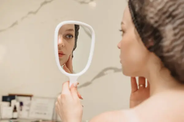 Eine Lächelnde Frau Blickt Büro Des Kosmetologen Den Spiegel Stockbild