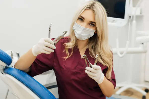 Zubař Drží Chirurgické Nástroje Rukou Aby Odstranil Rozpadající Zub Klinice Stock Snímky