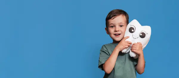 건강한 치아를 소년은 파란색 배경에 칫솔과 치아를 보유하고 있습니다 소아과 로열티 프리 스톡 이미지