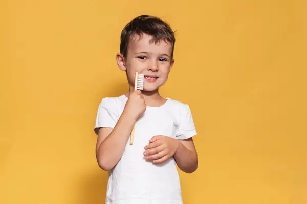 Usmívající Chlapec Zdravými Zuby Drží Zub Zubní Kartáček Izolovaném Pozadí Royalty Free Stock Obrázky