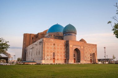 Türkistan, Kazakistan - Nisan 06, 2023. Kazak şehri Türkistan 'daki Khoja Akhmet Yassavi' nin ünlü ortaçağ mozolesi Türk dünyasının kalbidir..
