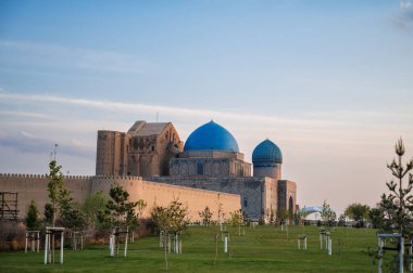 Türkistan, Kazakistan - Nisan 06, 2023. Kazak şehri Türkistan 'daki Khoja Akhmet Yassavi' nin ünlü ortaçağ mozolesi Türk dünyasının kalbidir..