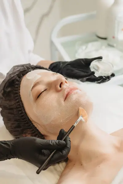 Gesichtspeeling Wellnessbehandlungen Hautpflege Eine Frau Die Von Einem Kosmetologen Einem Stockfoto