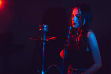 Nargile teması, Sheesha. Genç kız nargile tüttürmekten zevk alıyor.