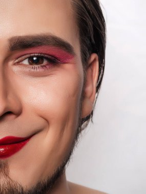 Yakışıklı sakallı adam kendi makyajını yapıyor..