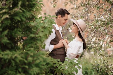 Kız arkadaşının elini tutan romantik bir adamın portresi..