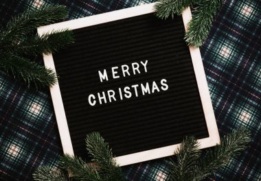 Eski bir mektup panosundaki mutlu noeller. Üst Manzara. Düz çizgi. Hazır Noel tebrik kartı.