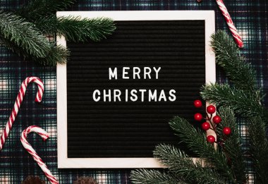 Eski bir mektup panosundaki plastik harflerle mutlu noeller. Üst Manzara. Düz çizgi. Noel tebrik kartı.