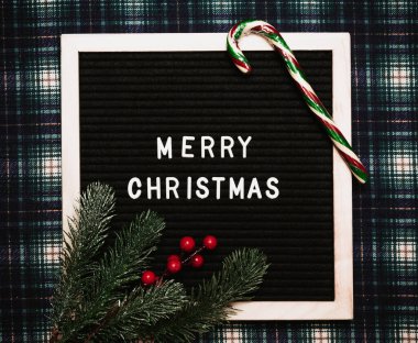 Eski bir mektup panosundaki plastik harflerle mutlu noeller. Üst Manzara. Düz çizgi. Noel tebrik kartı.