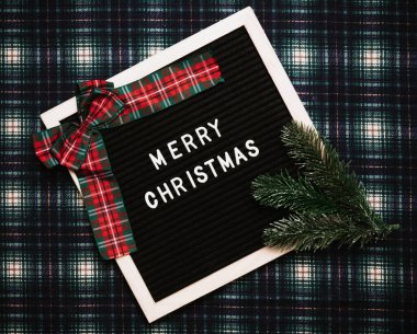 Eski bir mektup panosundaki plastik harflerle mutlu noeller. Üst Manzara. Düz çizgi. Noel tebrik kartı.