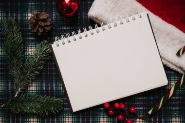 Yeni yıl çerçevesi, düz stil. Noel süslemeleri ve konilerden yapılmış Noel süslemeleri. Kafesin arka planında köknar dalları..