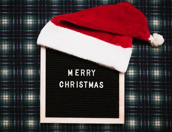 Eski bir mektup panosundaki plastik harflerle mutlu noeller. Üst Manzara. Düz çizgi. Noel tebrik kartı.