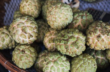 Tropikal meyvelerin yakın çekimi yeşil kabuklu muhallebi elma şekeri elma, Annona