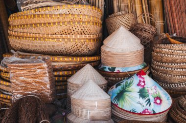 Birmanya el yapımı bambu yaprağı şapkaları ve sepetleri Vietnam 'da yol kenarındaki bir markette satılıyor..