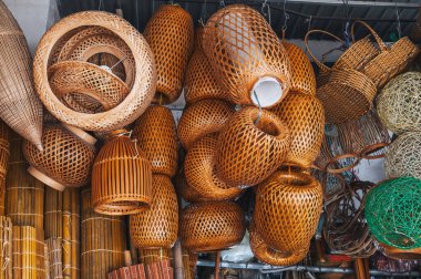 Vietnam 'da geleneksel bir pazar. Hint kamışı, bambu ve palmiye yapraklarından yapılmış ürünler.