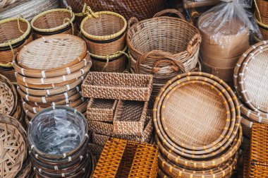 Asya 'da pazarda birçok el yapımı bambu sepetleri var. Vietnam. Nha Trang