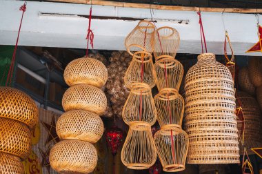 Vietnam 'ın Nha Trang kentindeki açık hava pazarında satılık el yapımı geleneksel Asya zemin lambaları..