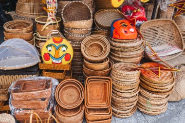 Geleneksel Asya turtası hasır sepetleri ve konteynırlar Vietnam 'daki Asya sokak pazarında tezgahın üzerinde.