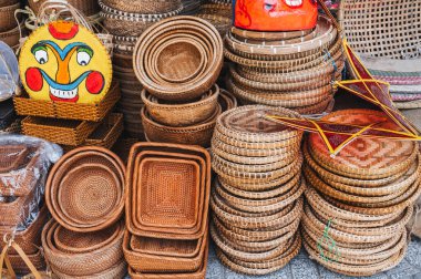 Geleneksel Asya turtası hasır sepetleri ve konteynırlar Vietnam 'daki Asya sokak pazarında tezgahın üzerinde.