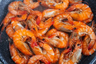 Kızartma tavasında yağda kızartılmış karidesin yakın plan görüntüsü.