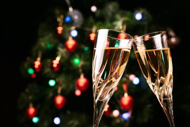 Süslü bir Noel ağacının parlak şampanya arka planı. Yeni yıl havası