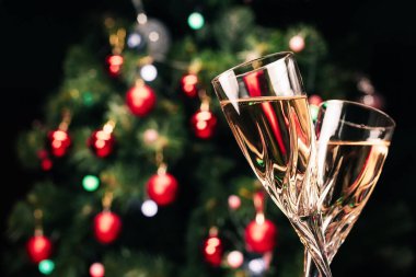 Süslü bir Noel ağacının parlak şampanya arka planı. Yeni yıl havası