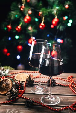 Süslü bir Noel ağacının şarap arka planı. Yeni Yıl