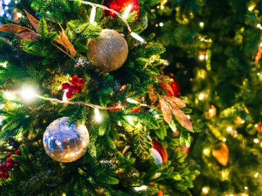 Noel ağacında Noel oyuncakları