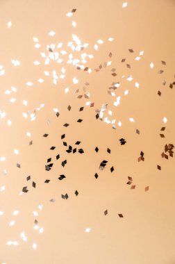 Dağıtılmış altın konfeti ya da hafif arkaplanda pullar