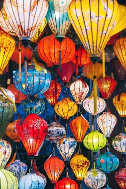 Geceleyin geleneksel renkli Asya fenerleri. Hoi An, Vietnam 'da geleneksel lambalar