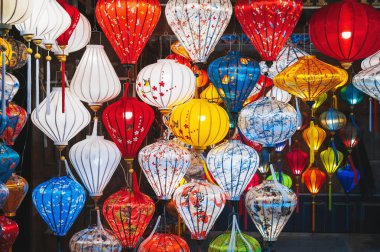 Geleneksel Vietnam feneri ya da lambası Vietnam 'ın ünlü antik kasabası Hoi An' ın halka açık caddesinde asılıdır..