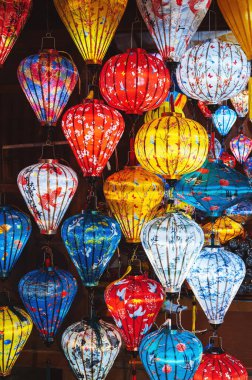 Eski Hoi An kentinin eski caddesindeki renkli fenerler UNESCO 'nun Dünya Mirası Alanına ait. Vietnam.
