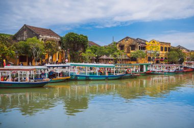 Vietnam 'ın Hoi An kasabasındaki Thu Bon Nehri' ndeki Vietnam tekneleri. Vietnam, Hoi An - 1 Aralık 2024.