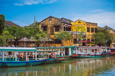Vietnam 'ın Hoi An kasabasındaki Thu Bon Nehri' ndeki Vietnam tekneleri. Vietnam, Hoi An - 1 Aralık 2024.