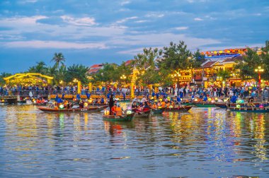 Hoi An 'daki nehirde bir turist teknesi. Vietnam 'daki tarihi UNESCO Dünya Mirası Bölgesi. Vietnam, Hoi An - 1 Aralık 2024