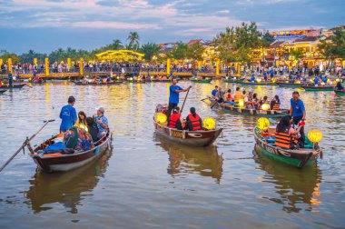 Hoi An nehrinde tekne gezintisi. Akşamları fener salıyor. Vietnam, Hoi An - 1 Aralık 2024.
