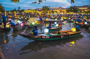 Nehrin güzel manzarası ve insanlar gece Hoi An, Vietnam 'da gondolda. Hoi An bir Dünya Kültür Mirası Sitesi. Vietnam, Hoi An - 1 Aralık 2024