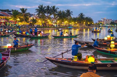 Hoi An nehrinde tekne gezintisi. Akşamları fener salıyor. Vietnam, Hoi An - 1 Aralık 2024.