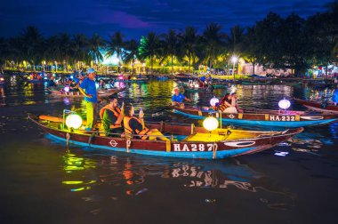 Nehrin güzel manzarası ve insanlar gece Hoi An, Vietnam 'da gondolda. Hoi An bir Dünya Kültür Mirası Sitesi. Vietnam, Hoi An - 1 Aralık 2024