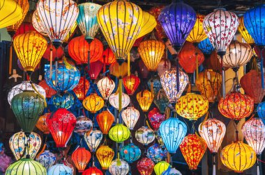 Geleneksel Vietnam feneri ya da lambası Vietnam 'ın ünlü antik kasabası Hoi An' ın halka açık caddesinde asılıdır..