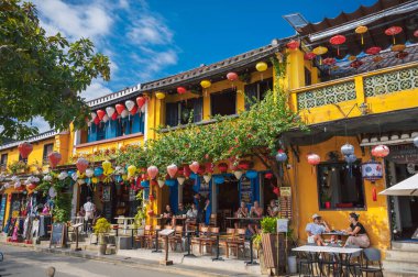 Hoi An 'da renkli bir cadde, Vietnam' da bir yaz günü. UNESCO tarafından hazırlanan Vietnam Dünya Mirası Bölgesi, Güneydoğu Asya 'nın 15. yüzyıldan 19. yüzyıla kadar iyi korunmuş bir ticaret limanı örneği olarak gösterildi. Vietnam, Hoi An -